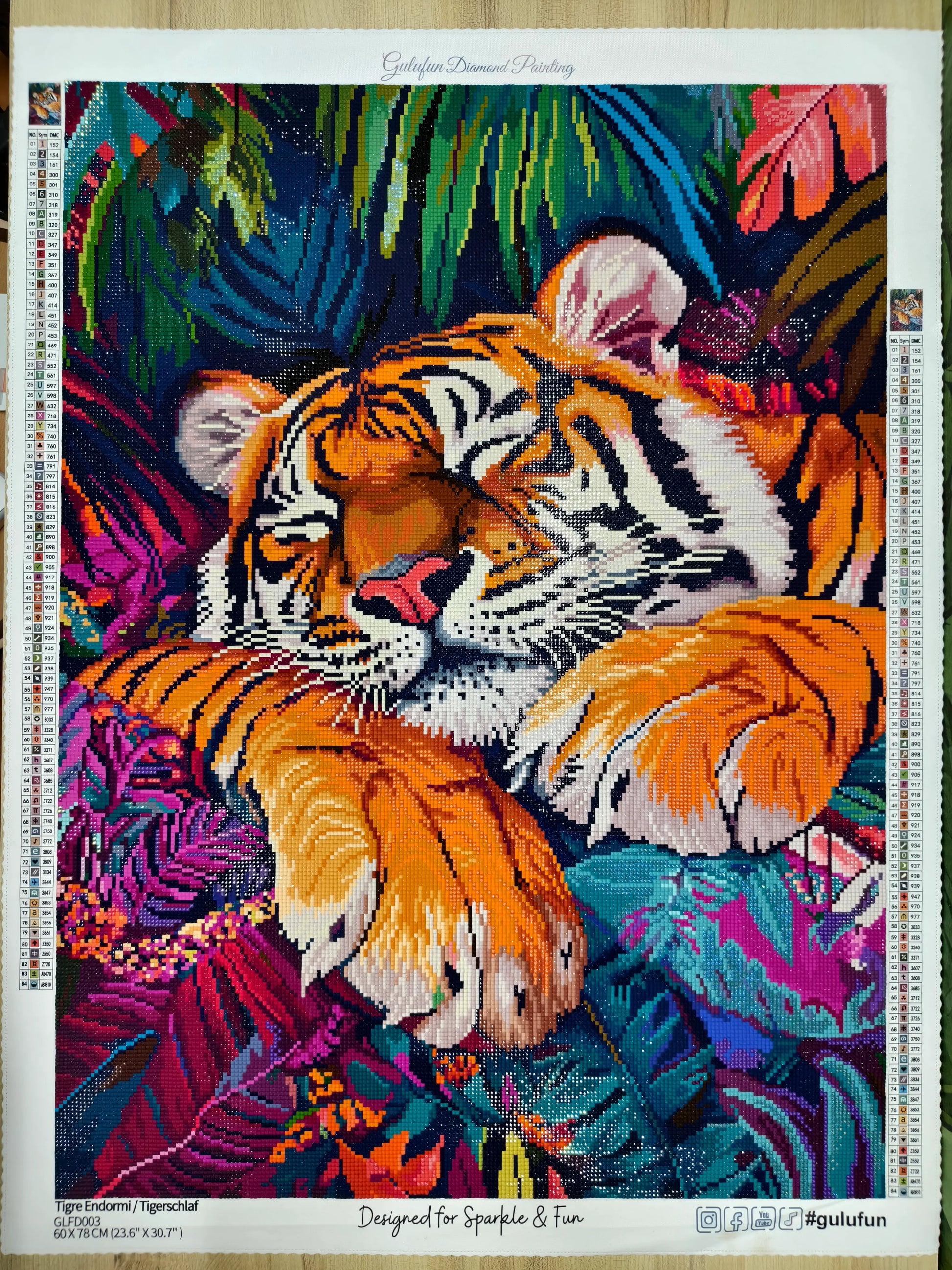 Broderie diamant Tigre Endormi terminée avec toile en velours premium, 84 couleurs et strass carrés en résine.