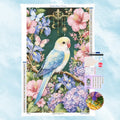 Kit strass diamant montrant un petit perroquet bleu et jaune entoure de fleurs d'iris et d'hibiscus dans une arche dorée.