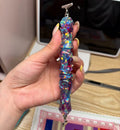 Photo d’un crayon de peinture au diamant de style point étoilé, avec des paillettes bleues et violettes brillantes, parfait pour vos projets de tableau au diamant.