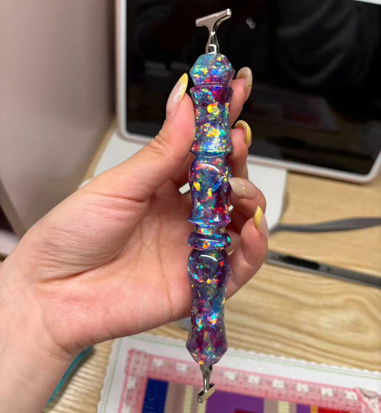 Photo d’un crayon de peinture au diamant de style point étoilé, avec des paillettes bleues et violettes brillantes, parfait pour vos projets de tableau au diamant.