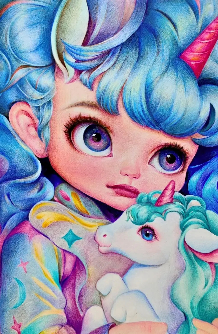 Diamond painting d'une fille aux yeux brillants et cheveux bleus calinant une petite licorne magique.