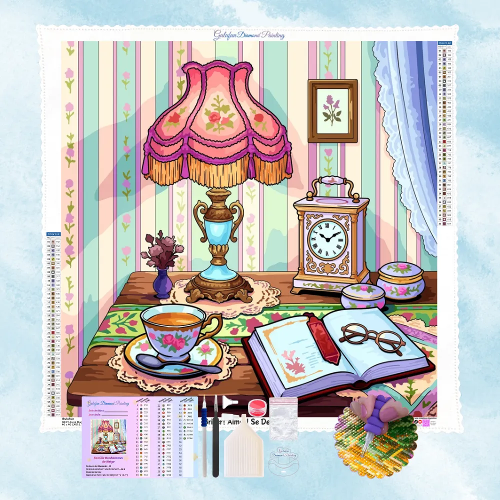 Kit complet de broderie diamant montrant une lampe vintage rose, une tasse de thé et un livre ouvert sur une table en bois