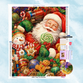 Kit complet de broderie diamant montrant un Père Noël joyeux allongé parmi des jouets, bonhomme de neige et ours en peluche