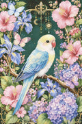 Broderie diamant d'un perroquet bleu et jaune perché au milieu d'hibiscus roses et de papillons dans un cadre doré.