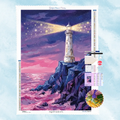 Kit complet de broderie diamant représentant un phare illuminé sur une falaise face à une mer rose sous un ciel étoilé