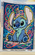 Broderie diamant Stitch coloré terminée, personnage Disney assis sur fond graphique multicolore