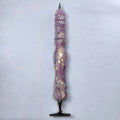 Stylo artisanal en résine mauve lilas à finition satinée orné d'anneaux de strass brillants et de reflets dorés.