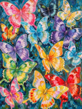 Décoration murale encadrée du diamond painting papillons colorés exposée dans une pièce à vivre.